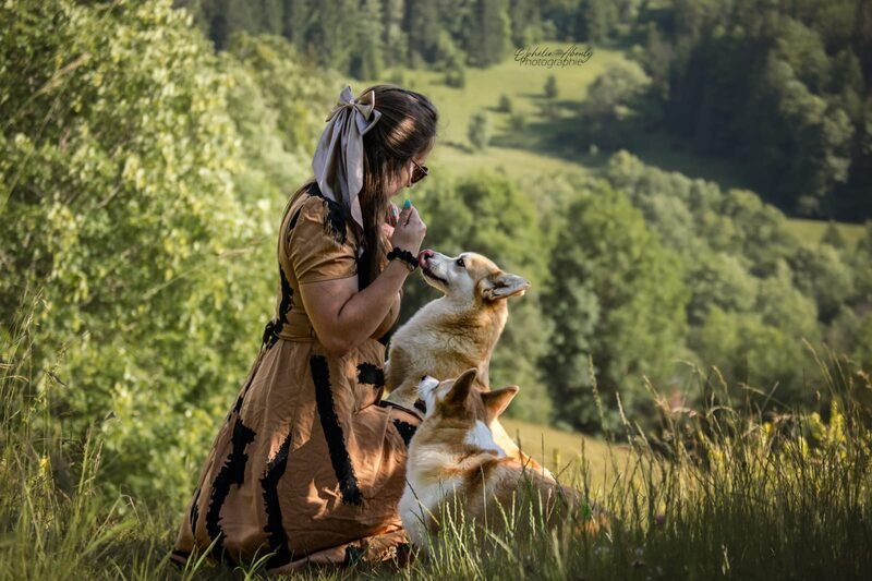 Éleveuse en montagne avec ses Corgi