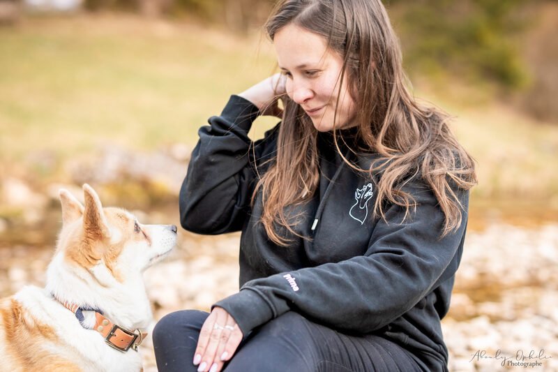 Portrait de l'éleveuse avec ses corgis